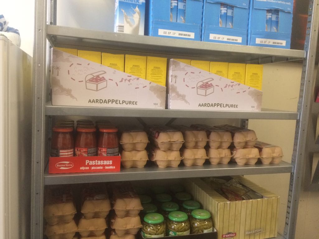 _weggeefwinkel's tweet photo. Dankbaar voor giften van City Life Church Assen. Zo kunnen we meer mensen in financiële moeilijkheden praktische hulp bieden! #assen https://t.co/v6NgqWIQ4a