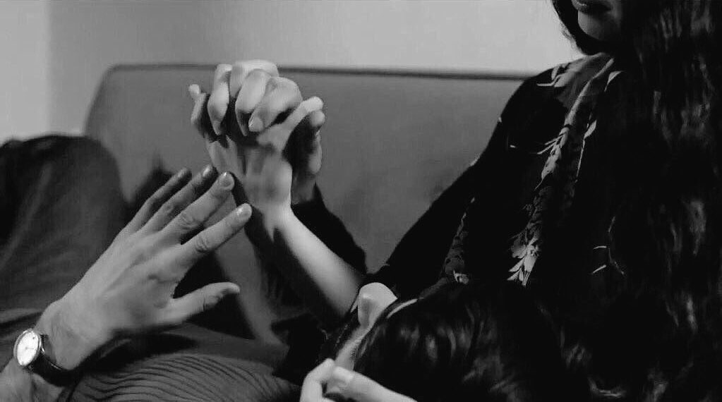 حضن اليد ونظرة العيون ، تبقى اجمل من الكلام مليون مرة ❤️