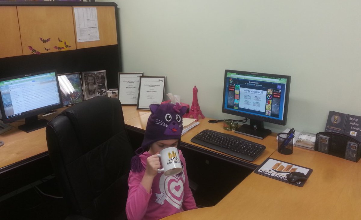 OConnorDustin's tweet photo. I pay my assistant in #hotchocolate she doesn't mind though! 
#TeamOConnorVIP #WRTalk https://t.co/HuKgmq9IDF