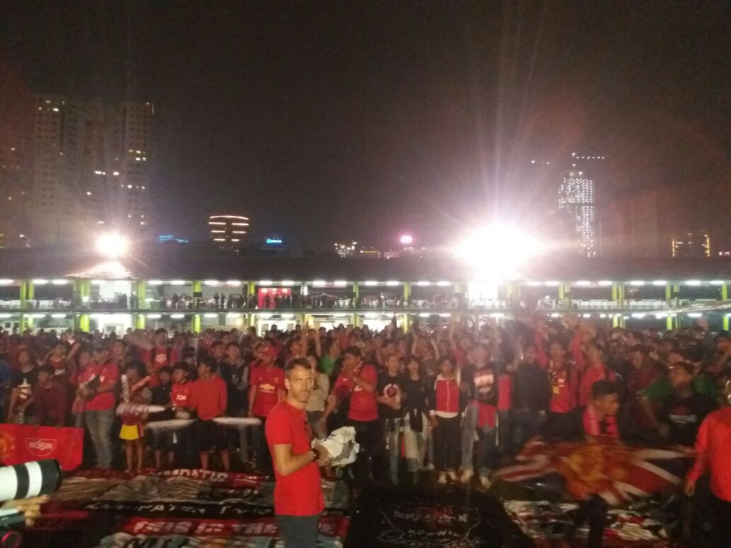 rzkypra's tweet photo. Bule aja sampe ikut foto sama @SimpatisanUtd #SULads #ILOVEUNITED #SU_Family https://t.co/WlfxVNcUhD
