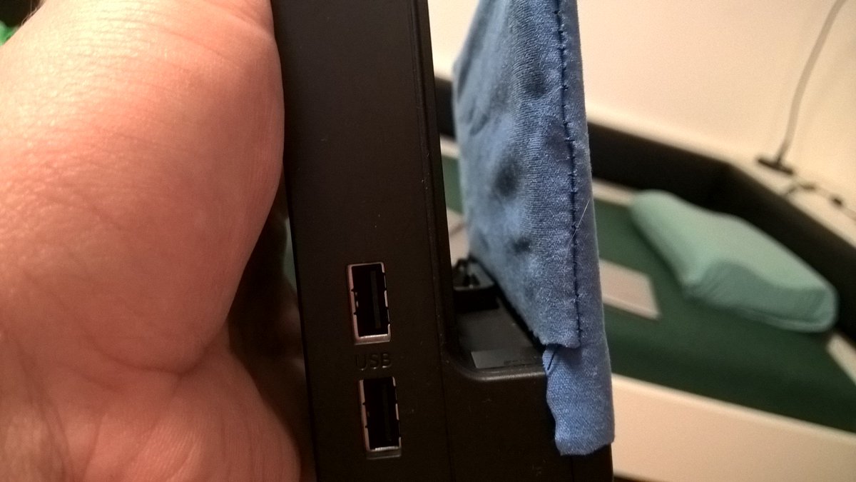 DiaAT_Marco's tweet image. Nachhause zufahren hat sich das WE richtig ausgezahlt. Meine Ma hat mir aus nen Brillenputztuch was genäht #NintendoSwitch #Kreativ #Kratzer