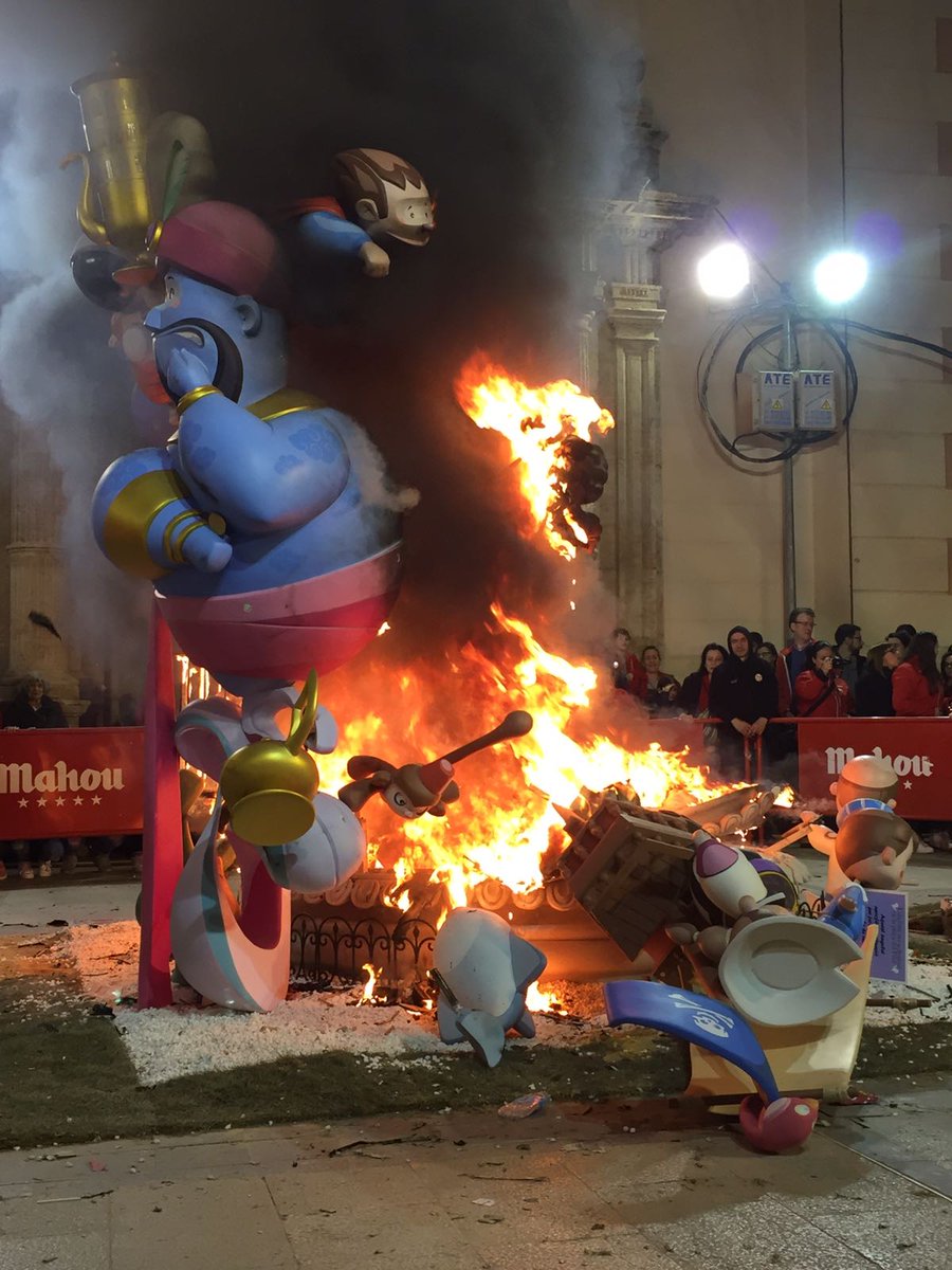 "Una Font per a desitjar a la Plaça del Pilar" cumple con el ritual de esta #Cremà2017
El foc es l'esència de la nostra festa!