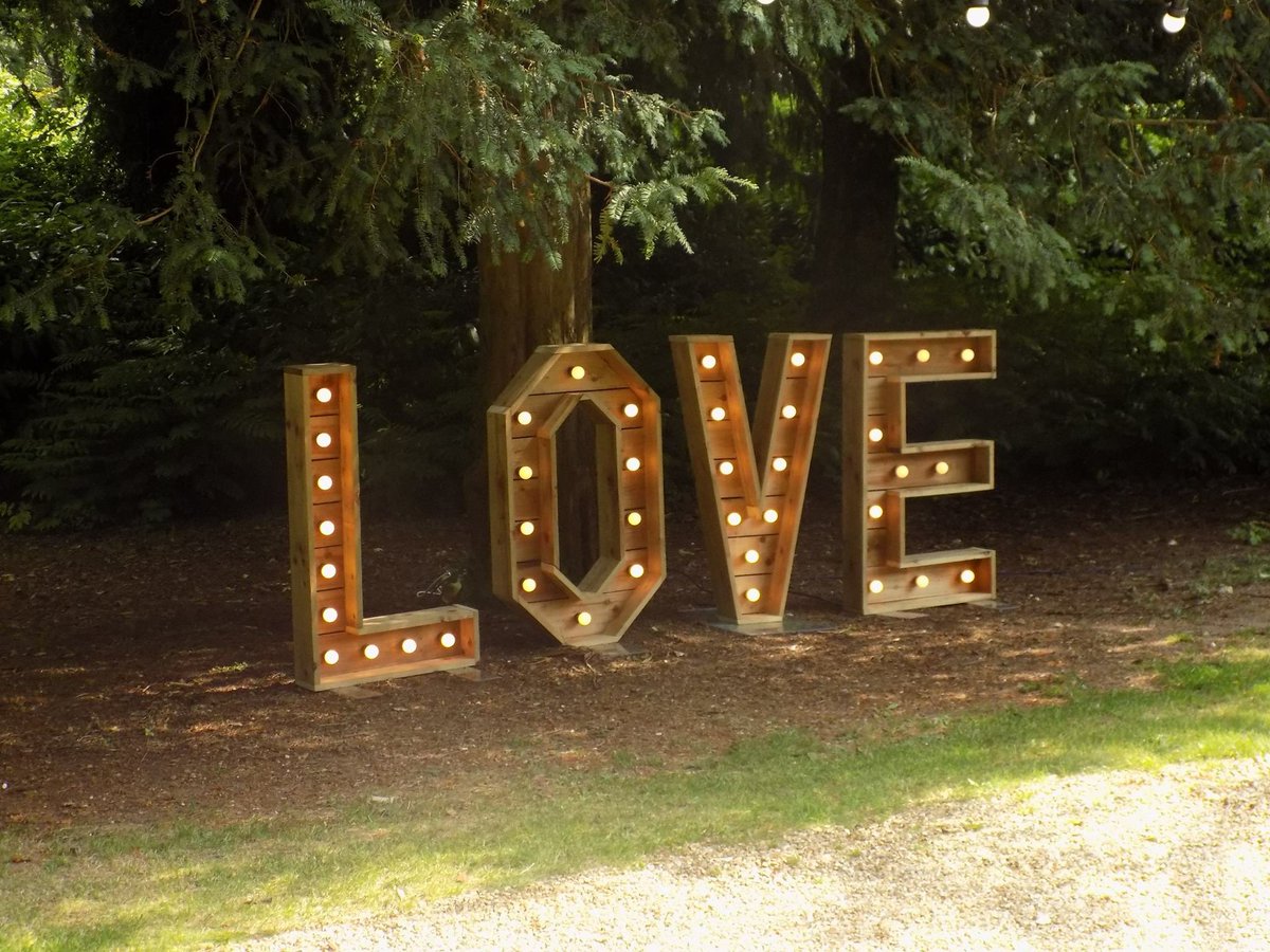 How gorgoues is the work of <a href="/lovewithletter1/">Love with letters</a> - they’ll be unveiling thier giant flower wall at #BridalBazaar! Join us for a selfie? 👌🏼