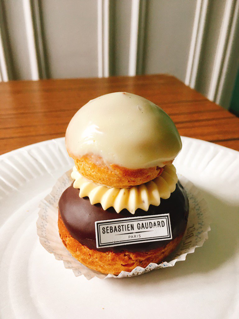 hophoporb's tweet photo. Fabuleuse #religieuse #chocolat #vanille de #Sébastien #Gaudard https://t.co/49C1kKhzXG