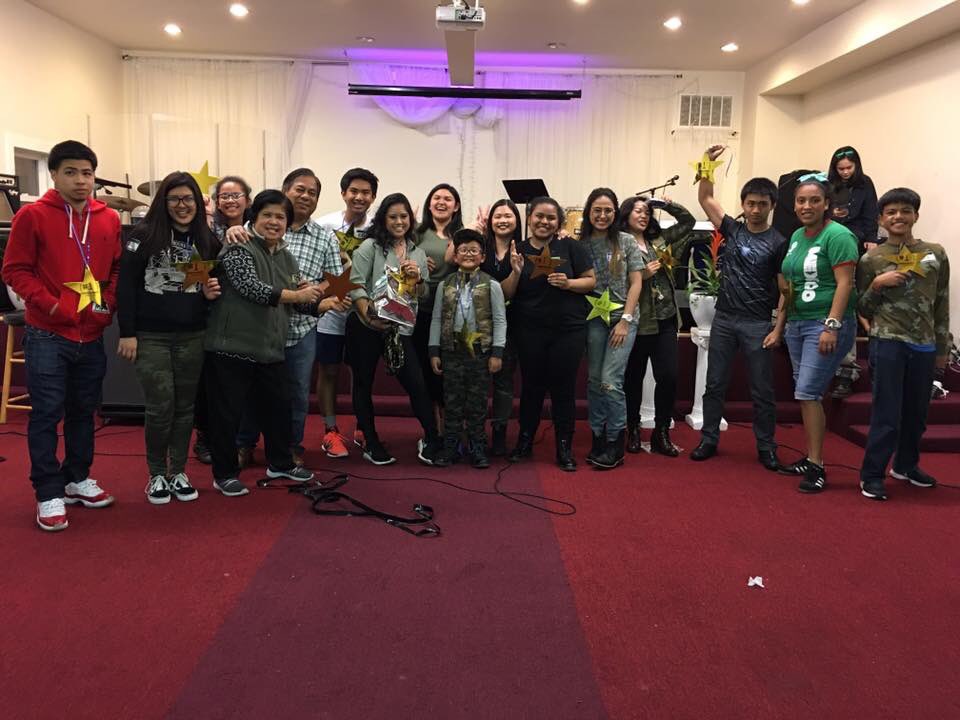 Olove_12's tweet photo. #120event2 #youthnight #3172017 #lifebridgefellowship The winners of the youth games! https://t.co/QTdAM9Tgfz