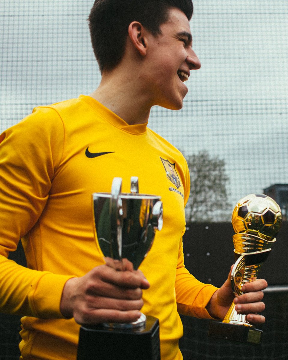 TheClassOf90Sum's tweet photo. "just one of them init.." 🏆🏆

@dpearson535 enjoying that silverware!
#UpTheSums https://t.co/FUTeIdMtbs