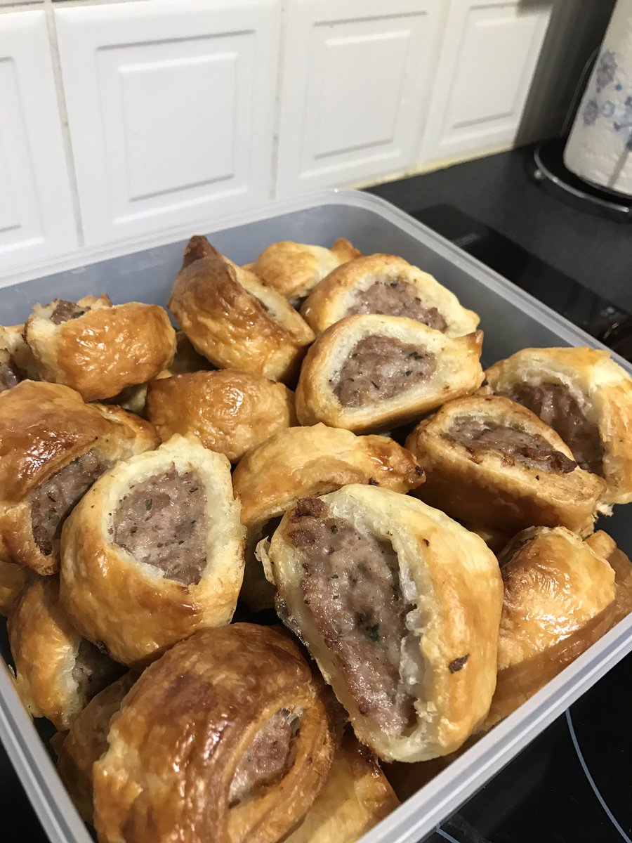 LambethMPS's tweet photo. #ResponseC with you tonight and one of our officer's has been baking us some goodies to keep us going through the night. https://t.co/Safni6uLbm