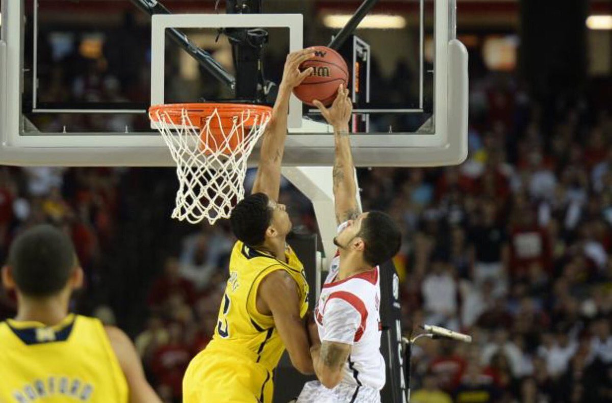 umichwolverine1's tweet photo. Me whenever someone says refs don't have a major impact on the outcome of games https://t.co/JBZjUgY5YO