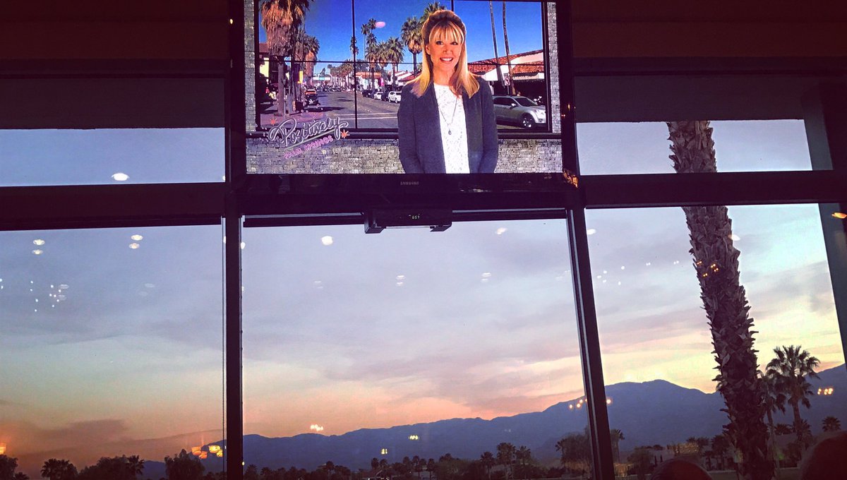 Gr8 shot of our show set against gorgeous sunset in a local restaurant! Thx to sweet  @JanetZappala for the fun pic! 💗 #positivity #grateful