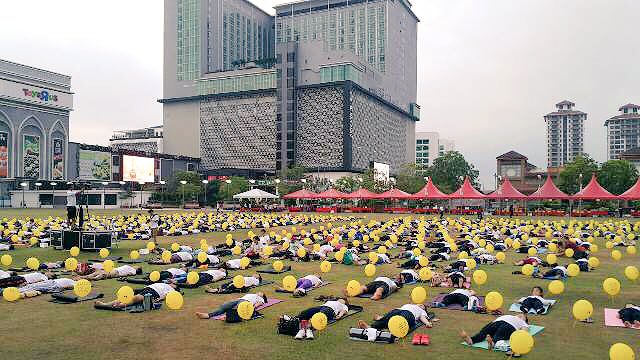 Gurudev's tweet photo. The #InternationalDayOfHappiness starts with 30,000 people doing Yoga organized by @ArtofLiving at Setia City Park,Ipoh&amp;Malacca in Malaysia. https://t.co/uIJWrhx7Nr