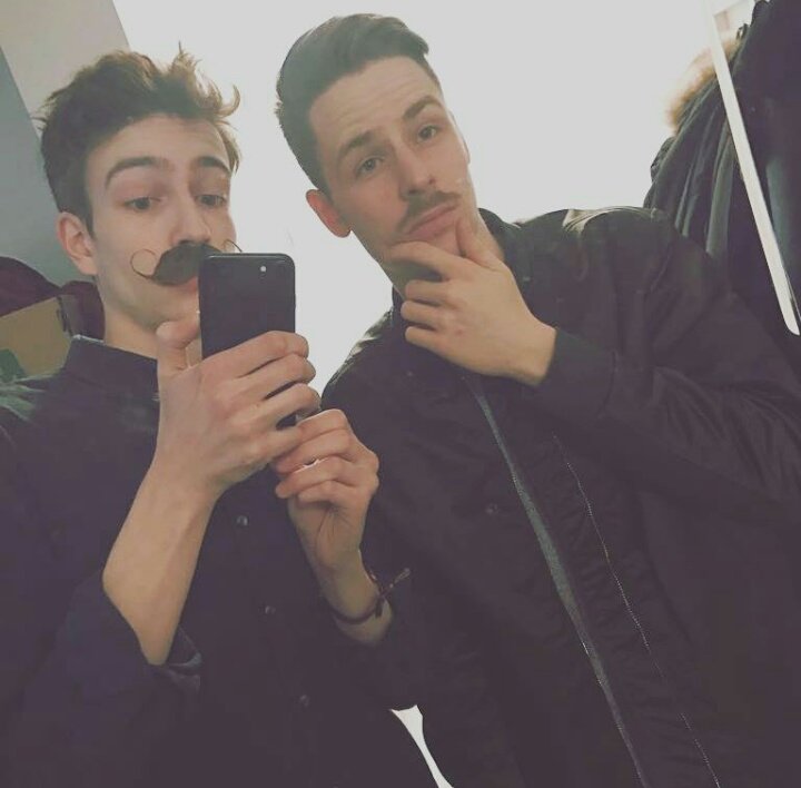 RotpilzNews's tweet photo. Rewi und Felix passen sich aneinander an! 😂 https://t.co/2HSxXCIdeG