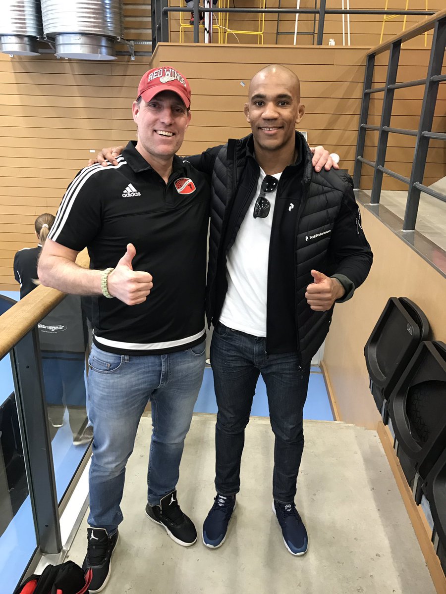 brunolundberg's tweet photo. Trevligt med @NicoMusoke på besök i Tyresöhallen. Kör hårt mot fortsatta framgångar i #UFC! 👍👊
#NorraB #BotkyrkaStylee #Tjafsaaldrig https://t.co/kAG2DgrszW