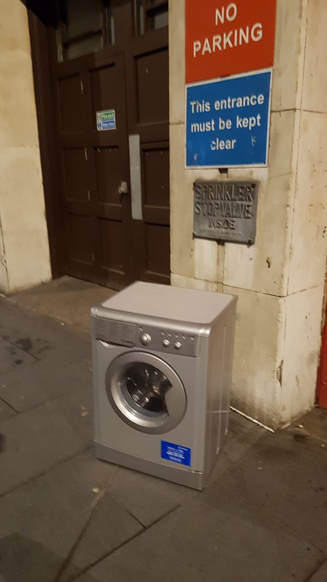 queen_of_random's tweet photo. Out if interest. Who else from the #berena gang going to #curvebutler saw this close to @CurveLeicester last weekend? 😂 https://t.co/gm3Tt3UVhg