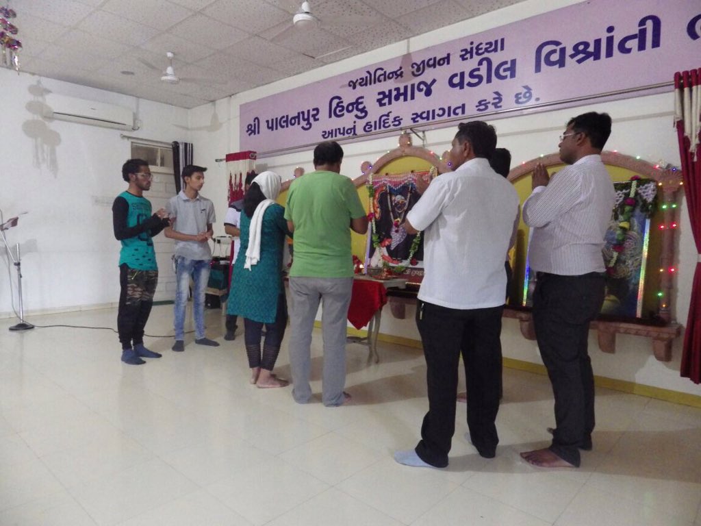 Rotaract3054's tweet photo. RAC PALANPUR DIAMOND celebrated the last day of #worldrotaractweek at OLD AGE HOME.
#Rotaract #Rotaract3051 https://t.co/cfobCgLYHE