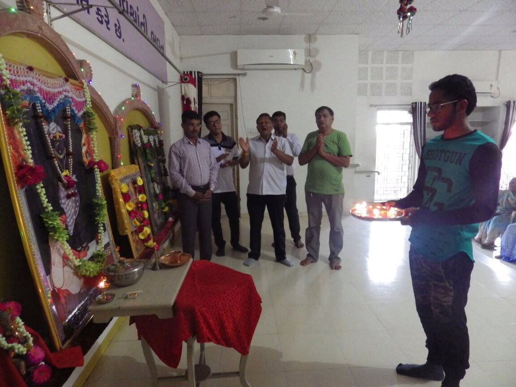 Rotaract3054's tweet photo. RAC PALANPUR DIAMOND celebrated the last day of #worldrotaractweek at OLD AGE HOME.
#Rotaract #Rotaract3051 https://t.co/cfobCgLYHE