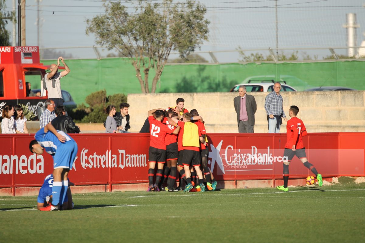 DeSangrePeruana's tweet photo. #España Bryan Reyna titular en victoria de 2-0 de Mallorca sobre Atlético Baleares por la División de Honor Juvenil. Fotos: Futbol Mallorca https://t.co/demreCAzbp