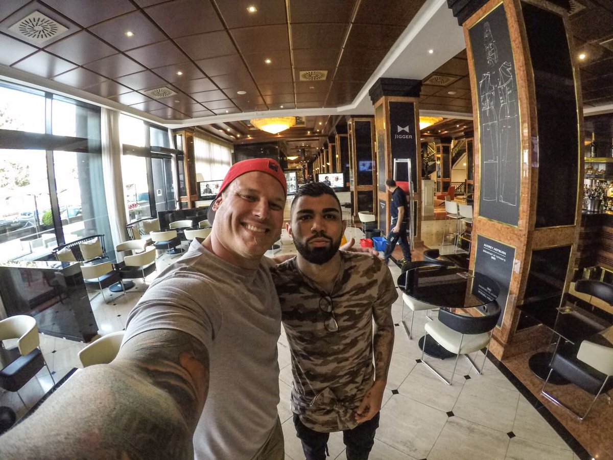 gabigol's tweet photo. Prazer em te conhecer #LoniePaxton!! 🏈🏈🏈 #3TitulosDaNFL 📷 @GoProBR @GoProBR https://t.co/kY1JUgKSA7