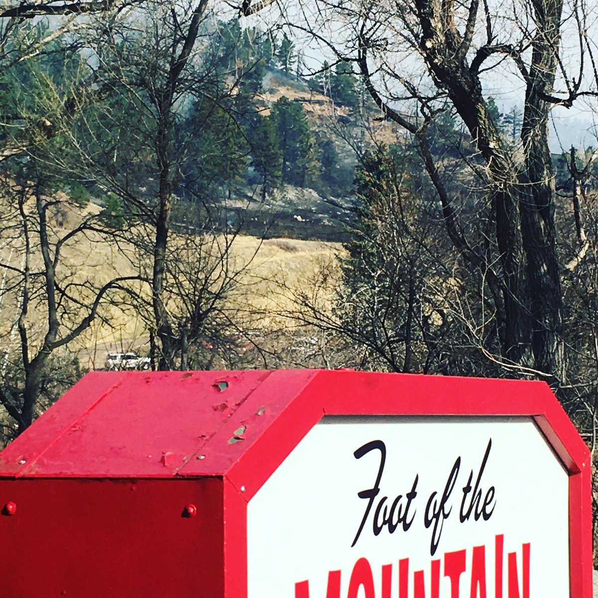 We're at 2nd and Arapahoe watching the brave fire crews do battle across the street!  Thank you <a href="/boulder_fire/">Boulder Fire-Rescue</a> #SunshineFire