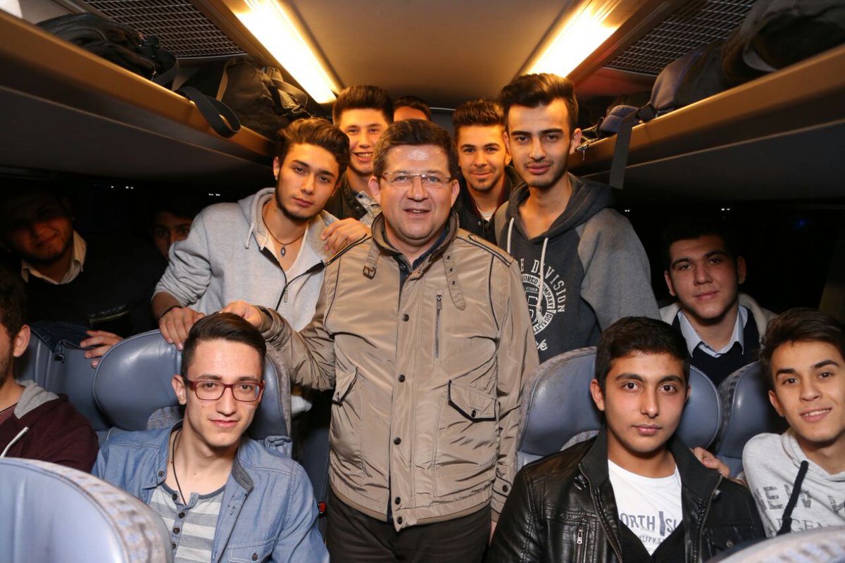 yunusemretrade's tweet image. #Üniversiteye hazırlanan öğrenciler #Merkezefendi ile #İstanbul&apos;u fethetmeye gidiyor.Haydi Gençler #İstanbul&apos;a diyerek yolcu ettik. 👋