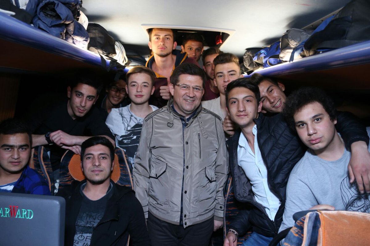 yunusemretrade's tweet image. #Üniversiteye hazırlanan öğrenciler #Merkezefendi ile #İstanbul&apos;u fethetmeye gidiyor.Haydi Gençler #İstanbul&apos;a diyerek yolcu ettik. 👋