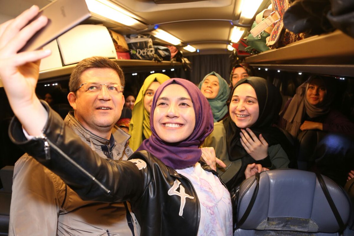 yunusemretrade's tweet image. #Üniversiteye hazırlanan öğrenciler #Merkezefendi ile #İstanbul&apos;u fethetmeye gidiyor.Haydi Gençler #İstanbul&apos;a diyerek yolcu ettik. 👋