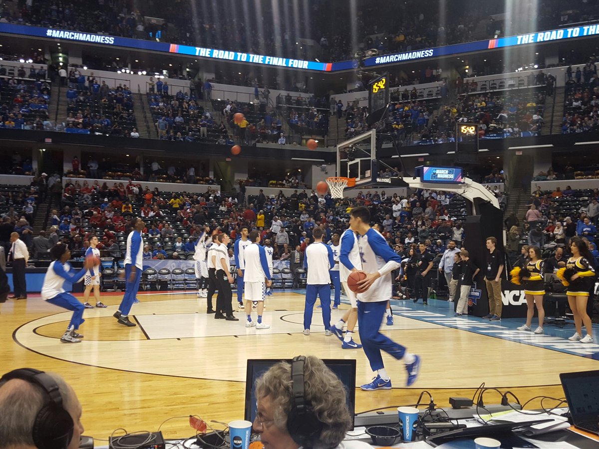 ryanlemond's tweet photo. Which is better:
1) Christmas
2) Birthday
3) UK winning &amp; UofL losing in same building on same day https://t.co/vesUkcjG7i