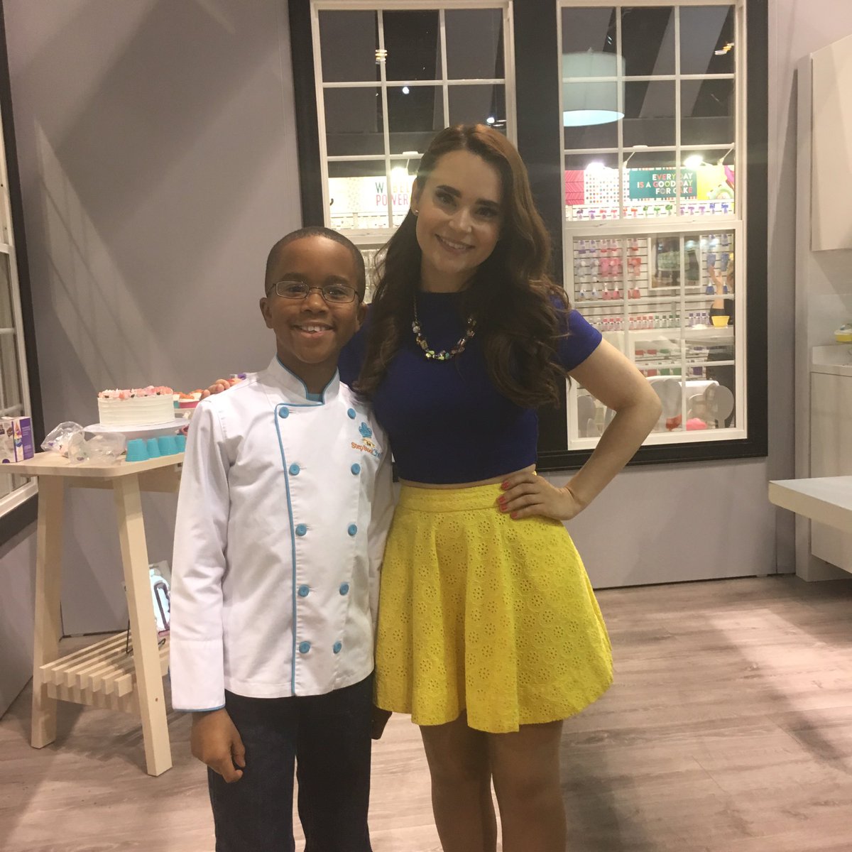 stepstoolchef's tweet photo. So lucky to meet @RosannaPansino AND got her #NerdyNummies cookbook! @WiltonCakes @HousewaresShow #IHHS2017 #stepstoolchef #Fellowchef https://t.co/SEAdadk9w0