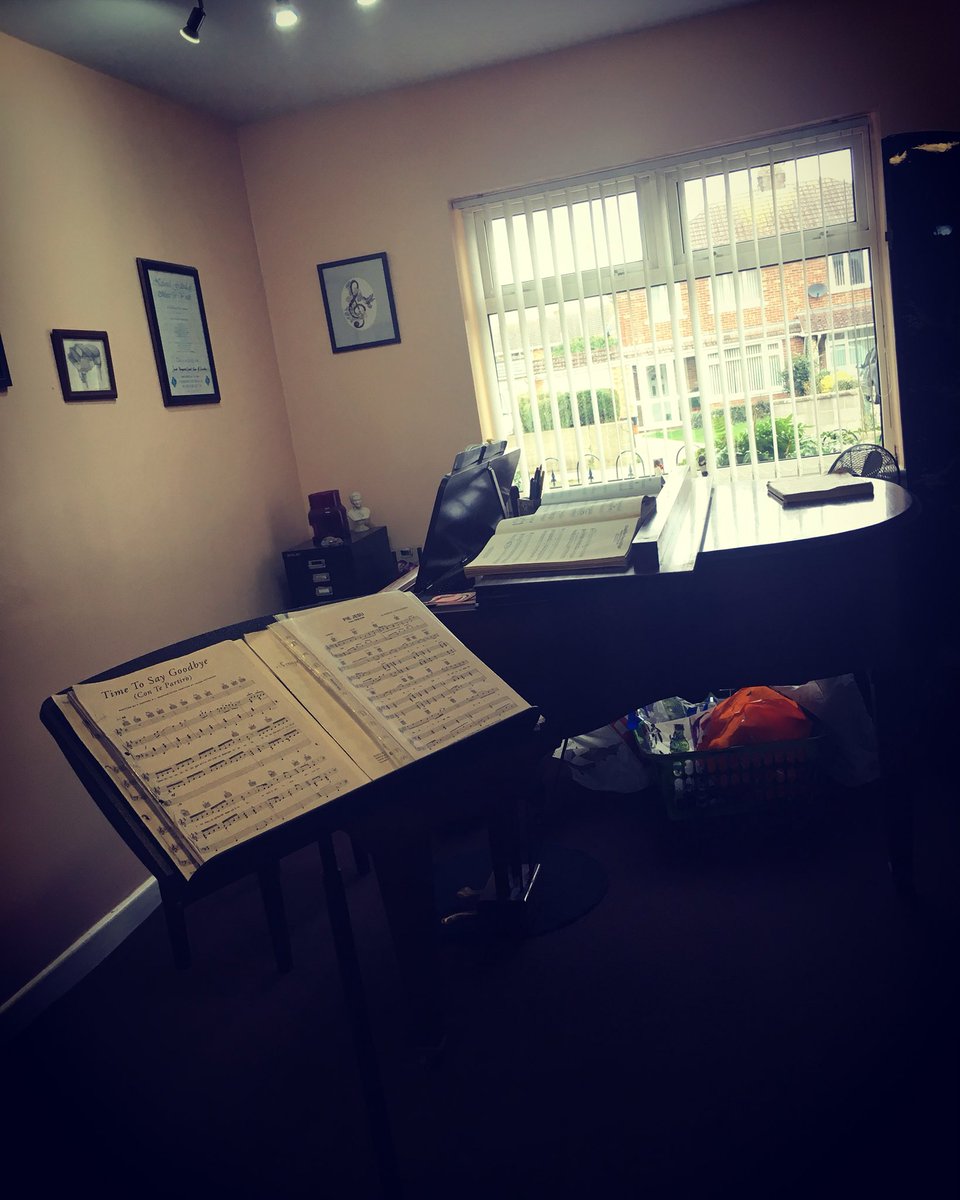Singing time 🎤 #classicalsinger #happiness #prep #crossover