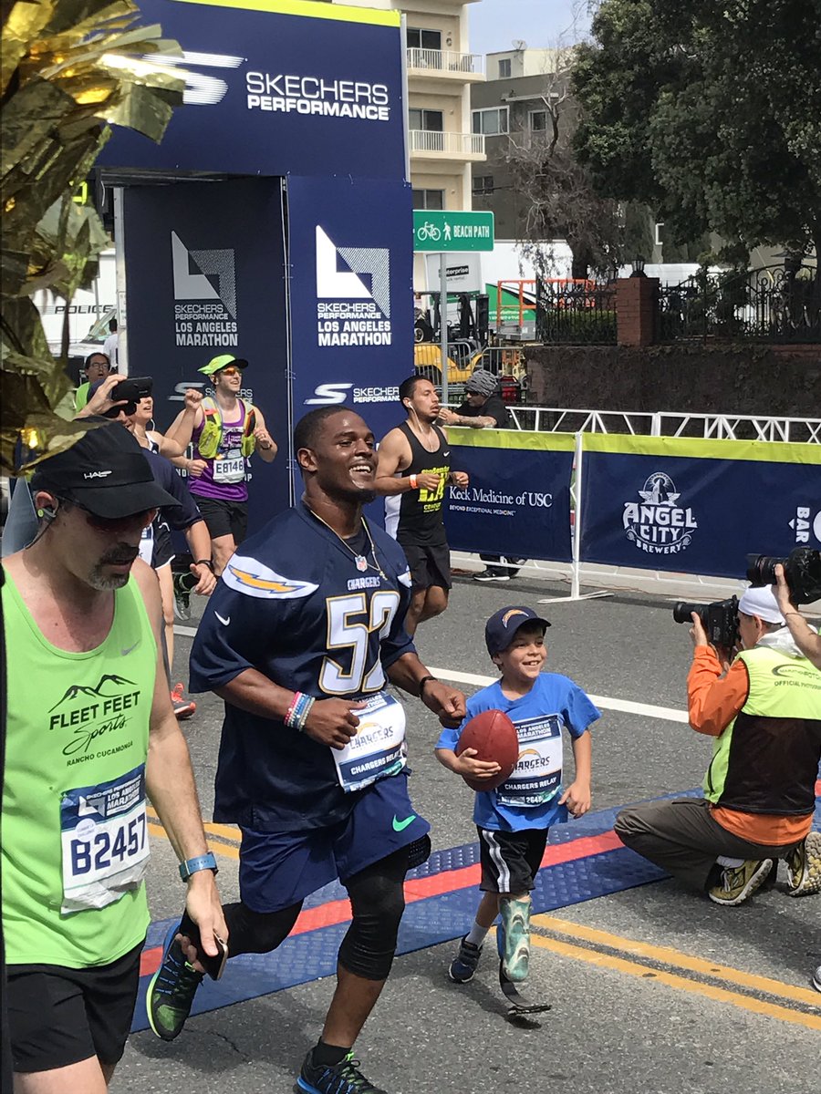 ChargersCR's tweet photo. #Chargers LB @D_Perryman52 finishing off the @lamarathon w/ today's MVP, Asher Stewart from @angelcitysports #RunForLA https://t.co/YnlO8UZdxJ