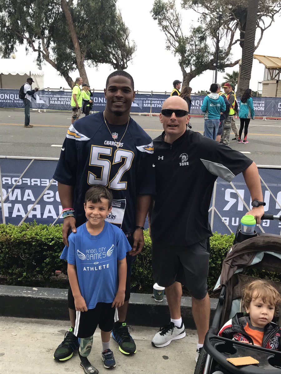 ChargersCR's tweet photo. #Chargers LB @D_Perryman52 finishing off the @lamarathon w/ today's MVP, Asher Stewart from @angelcitysports #RunForLA https://t.co/YnlO8UZdxJ