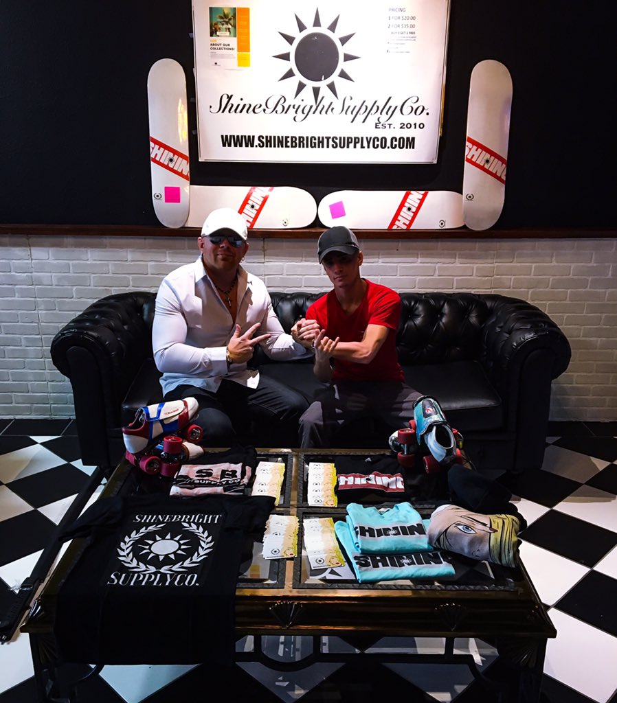 johnnydajeweler's tweet photo. Deal is signed. Business starts today🙏🏽 bless up. 
#staycommitted #shineon https://t.co/eKdivxowVF