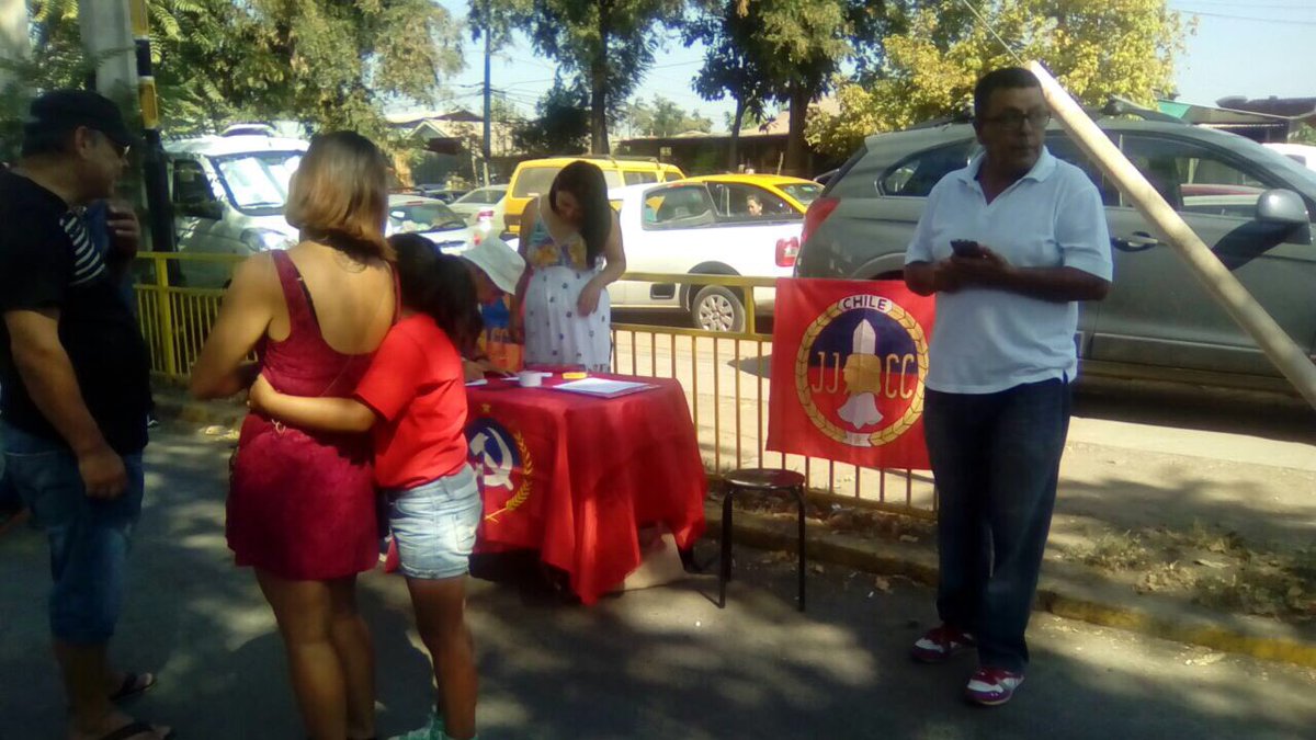pcpenaloen's tweet photo. Exito total en #feriaaarieta @PCdeChile #FirmaPorElPc https://t.co/f7GTaMjBlq