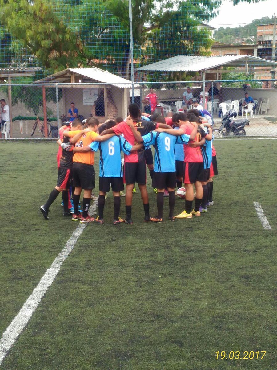 vtmagalhaes's tweet photo. Obrigado Deus por mais uma vitória e pela liderança no jogo de hoje, essa vitória eu dedico ao senhor, ao REI dos REIS ❤❤ #FamiliaDF ⚽ https://t.co/lMzoIEbGnA