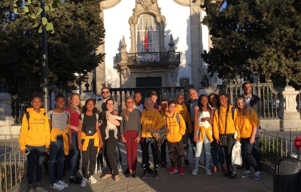 SpainPrep's tweet photo. GHCDS students arrive in Sevilla and meet their host families! #GHCDSSPAINTRIP17 https://t.co/nAY1arUpvP