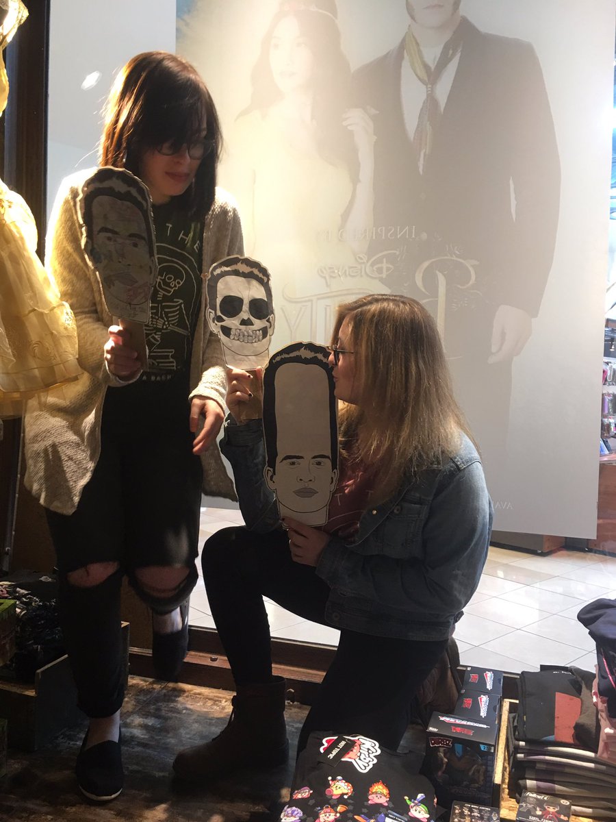 dontvanGOgh's tweet photo. love when the hot topic employees take time out of their job to help two lame girls π #panicathottopic #kroqsweeps https://t.co/QmD2LlWHxl