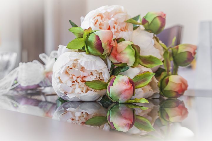 Scented flowers are this month's top tip to prep for #PropertyViewings. <a href="/FlowerLodge/">Flower Lodge</a> <a href="/HeartsAndFlowe5/">Hearts And Flowers</a> <a href="/sunflowerandi/">Andrea Walter</a> <a href="/CGFlowers/">Covent Garden</a> #MGYhome