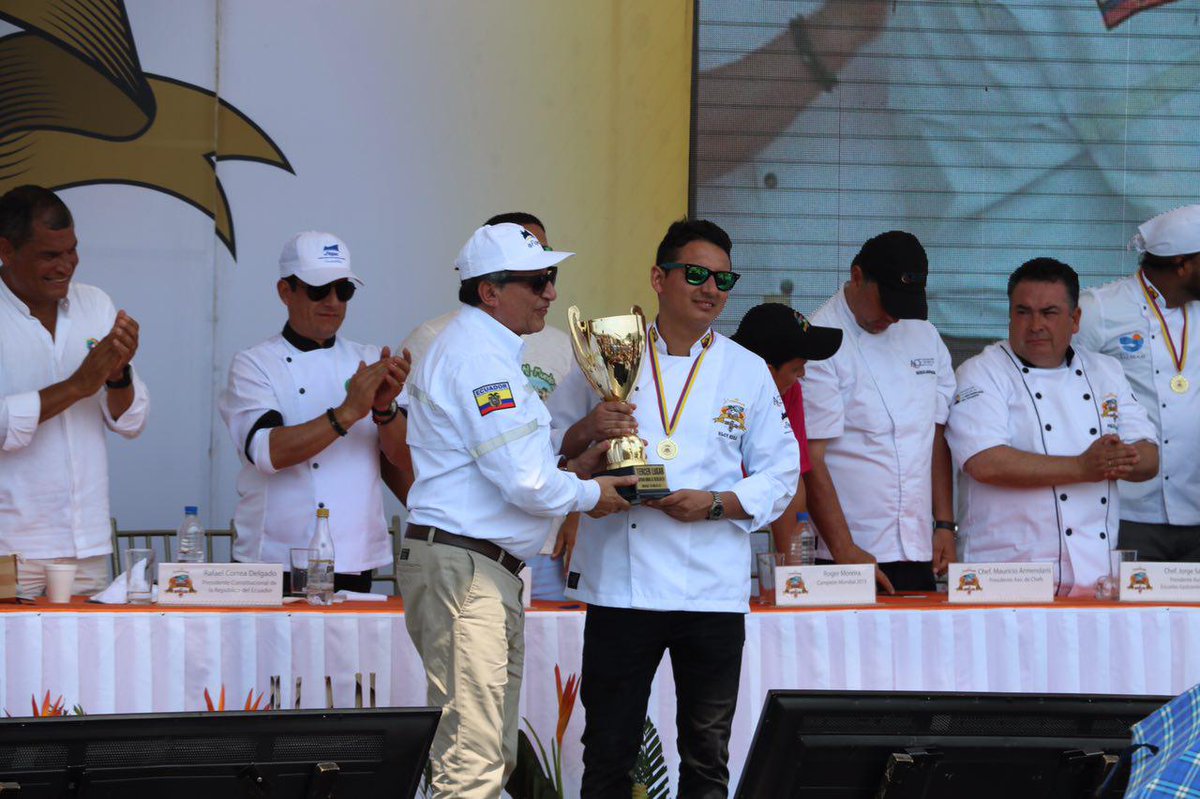 🎉 #EloyMera recibe el tercer lugar en el #MundialEncebollado2017, nuestro compatriota ecuatoriano residente en España, recibe el trofeo. 🐟🇪🇨