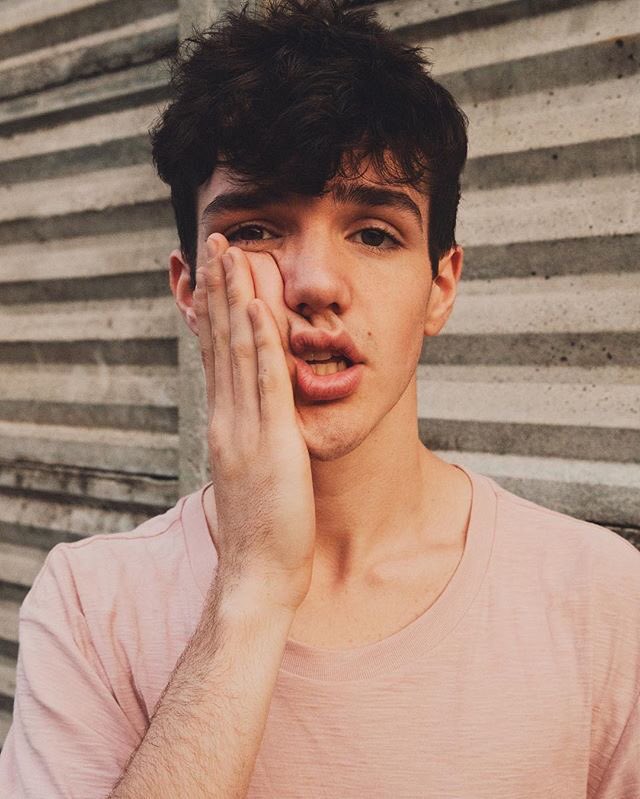 RtMummy's tweet photo. Aaron Carpenter https://t.co/AdIse5uM2o