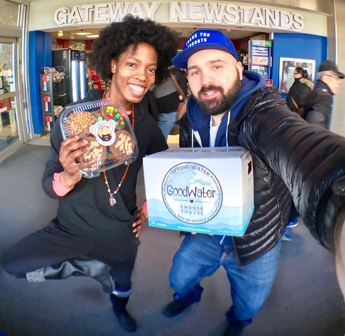 Drink_GoodWater's tweet photo. Milos, aka @SweetenUpMyDay, took to the streets of #Toronto to share #GoodWater during his #CookieGiveaway. Simply amazing. #ChooseToGive 🙌🏻 https://t.co/qyEoTYfSvp