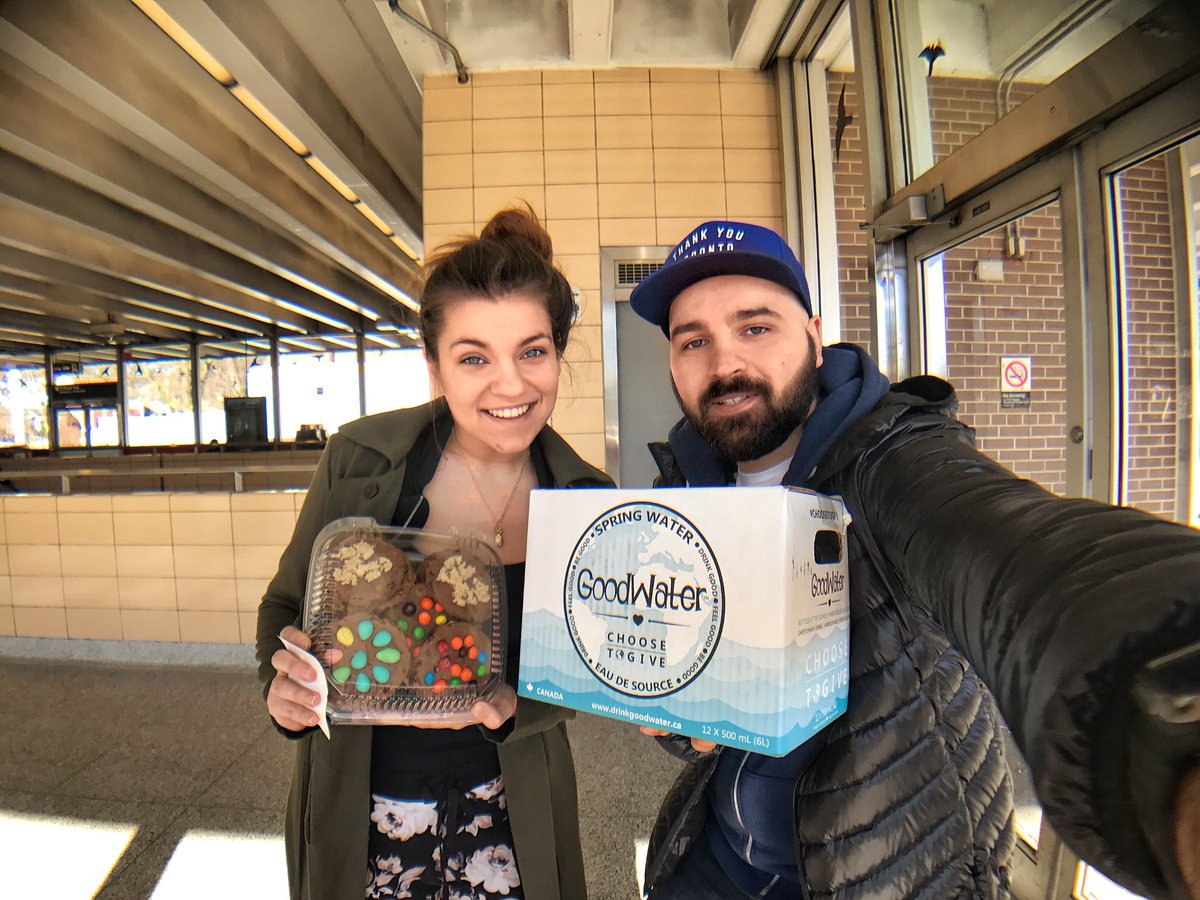 Drink_GoodWater's tweet photo. Milos, aka @SweetenUpMyDay, took to the streets of #Toronto to share #GoodWater during his #CookieGiveaway. Simply amazing. #ChooseToGive 🙌🏻 https://t.co/qyEoTYfSvp