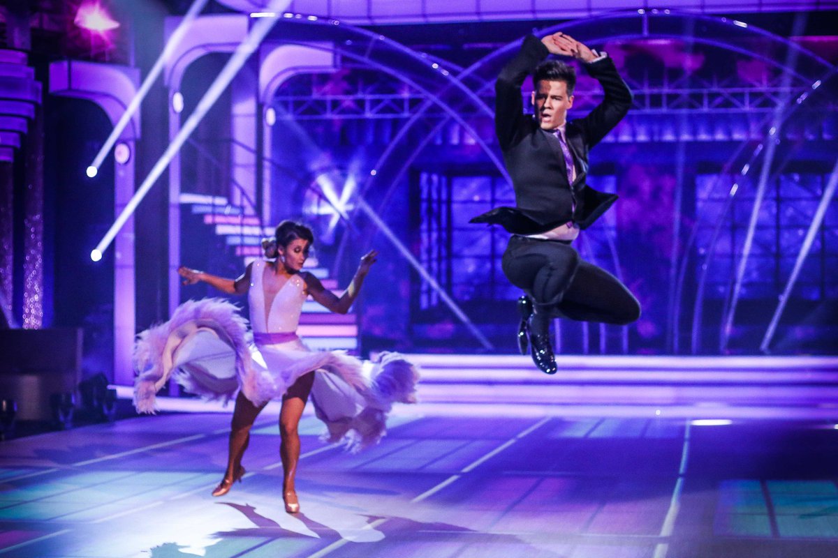 DWTSIRL tweet picture