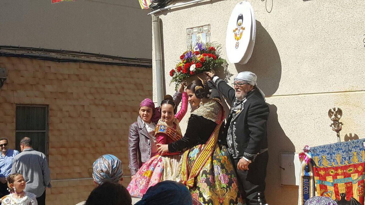 F_RamonyCajal's tweet photo. El carrer San Josep, dins de la nostra demarcació @F_RamonyCajal rep l'homenatge de les nostres FFMM en nom de tota la comissió #fryc2017 https://t.co/uYtS7qtiS7
