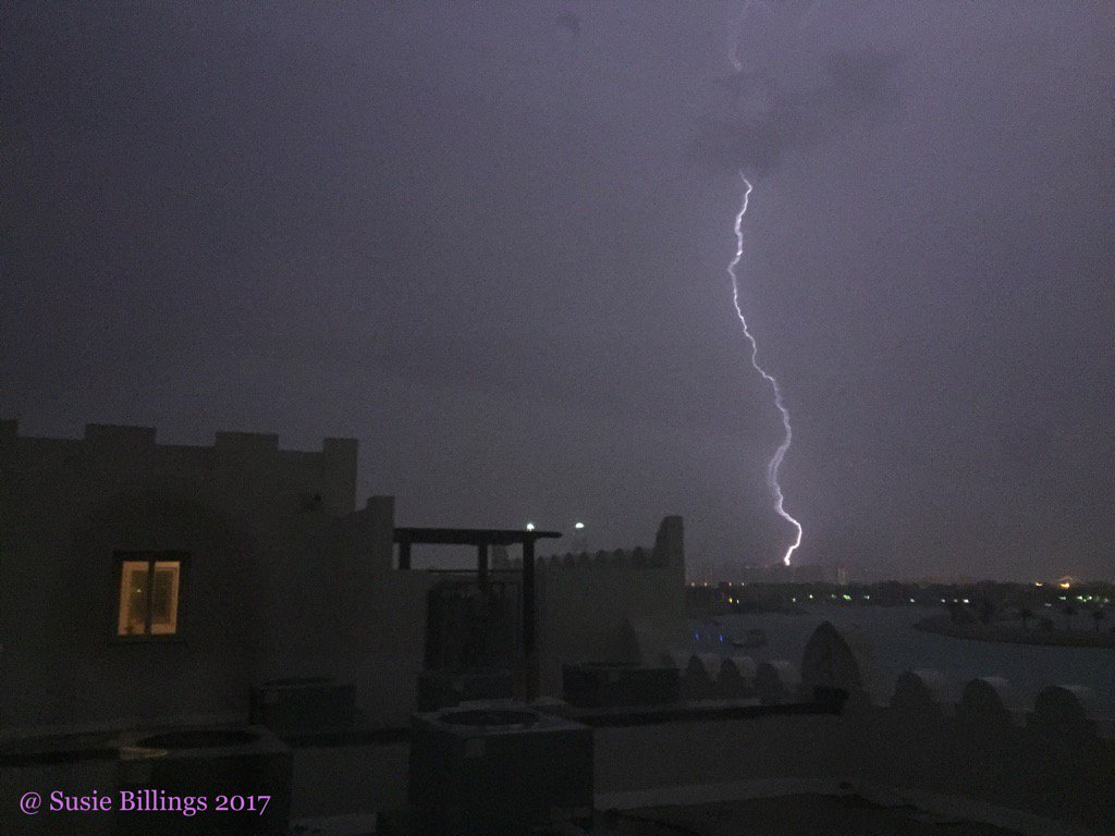 susiebillings's tweet image. Wild storm in #Doha tonight. #lighteningstrike #purple #sky #qatar