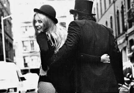 Quién decide qué es normal?
La normalidad es una invención de quién está falto de imaginación.