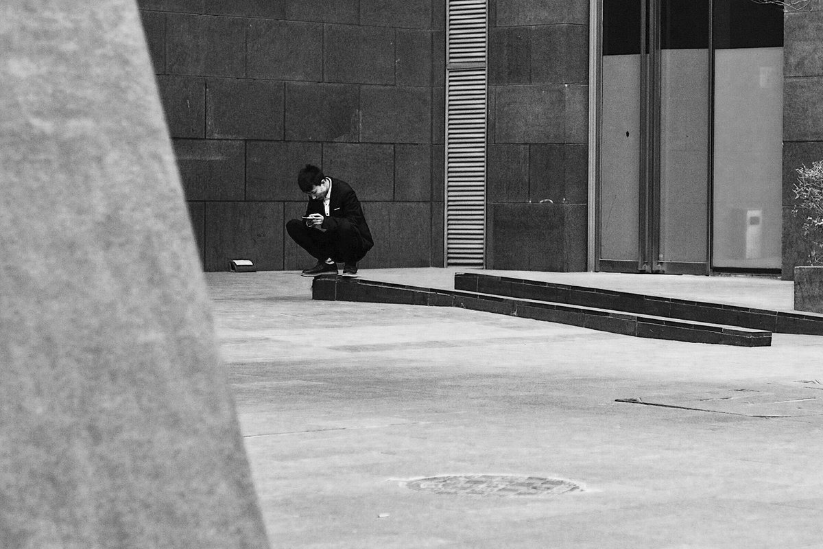 momentsofchina's tweet photo. "2017" / Beijing _ Smoking break https://t.co/GqZS6QJiOG