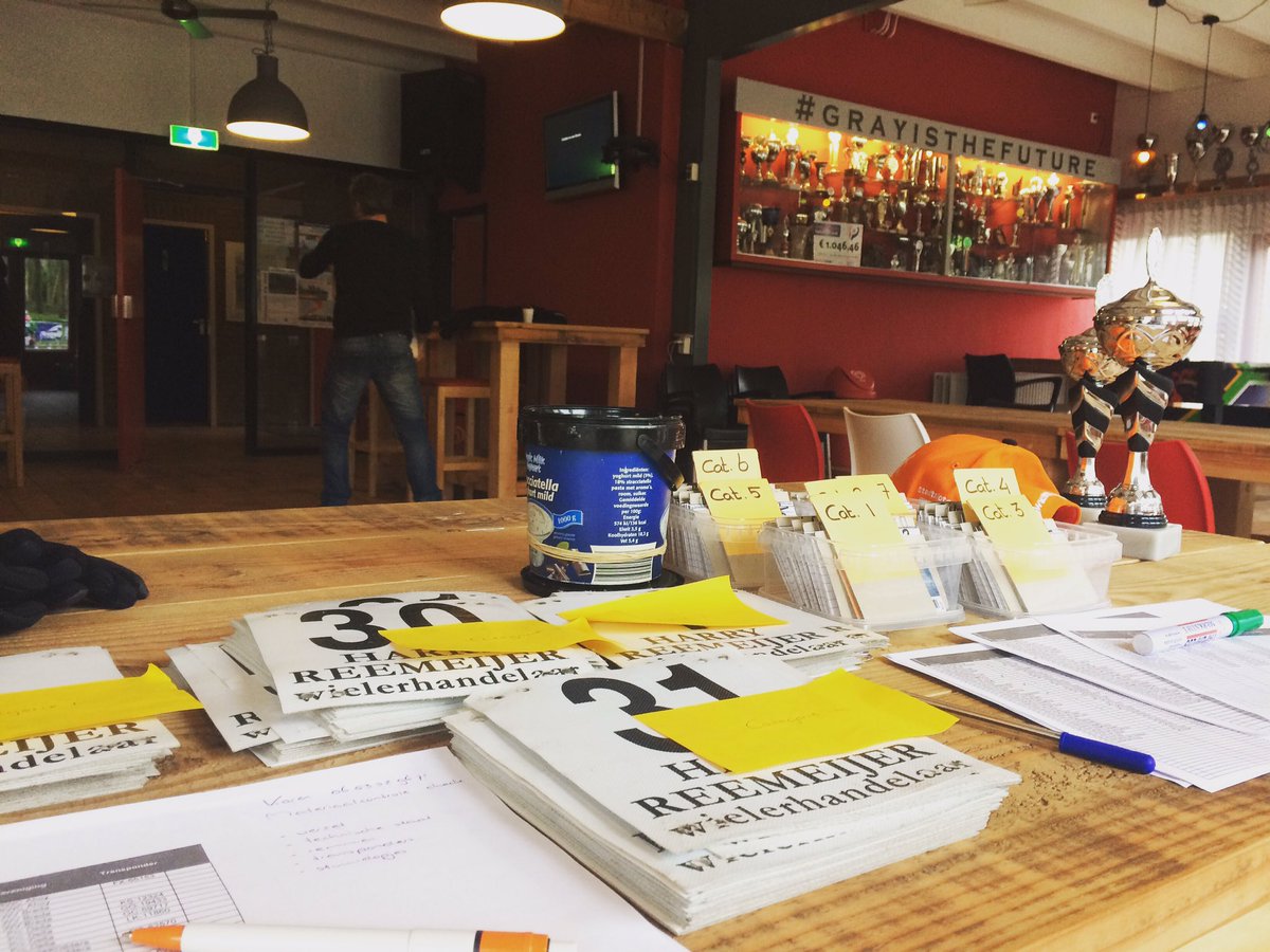Haliegh's tweet photo. Leuke dag bij de vereniging. Helpen waar kan en mooie wedstrijden kijken! 🚲💨#jeugdheeftdetoekomst #seizoenstart #drcdemol #grayisthefuture https://t.co/AufhKyeUot