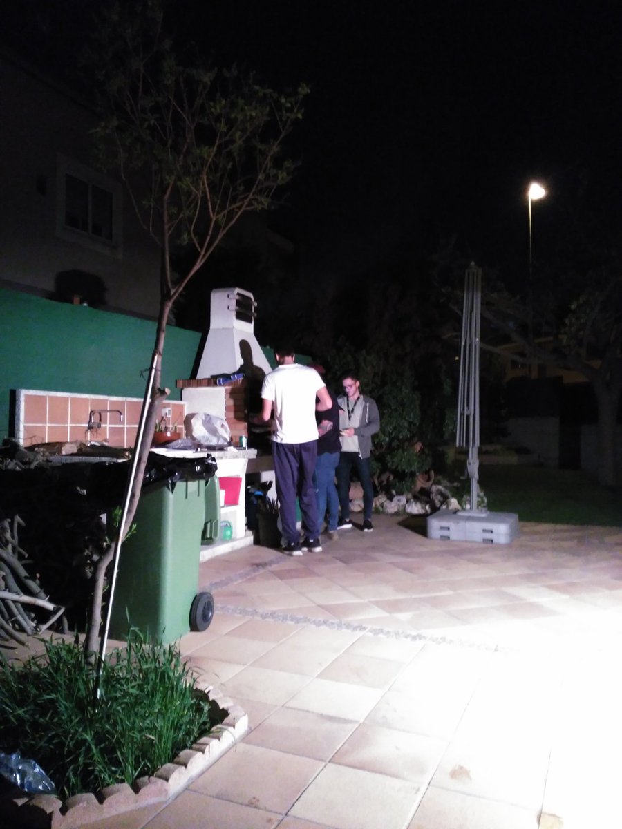 El equipo está celebrando la victoria de hoy. 3-1 vs Brasil goles de <a href="/daviid_007/">po</a> x2 y <a href="/Barroso_15/">Javier Barroso Alcázar</a> . 3 puntos de oro #LaFausLicidad #BarLo