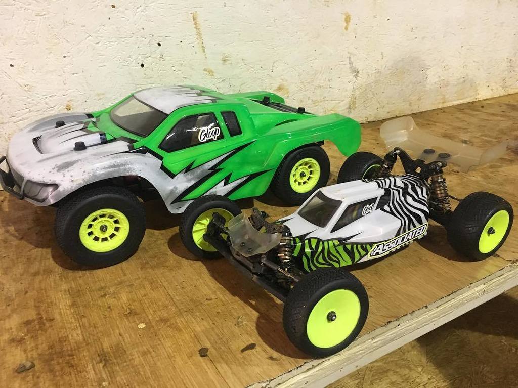 Ripitupfilms's tweet photo. Racing the Dog Days of Summer Race Series today at Bumps! #TeamAssociated #Sc5M #B6D https://t.co/ZCT3zaQTDX https://t.co/OW6rG7BuIg