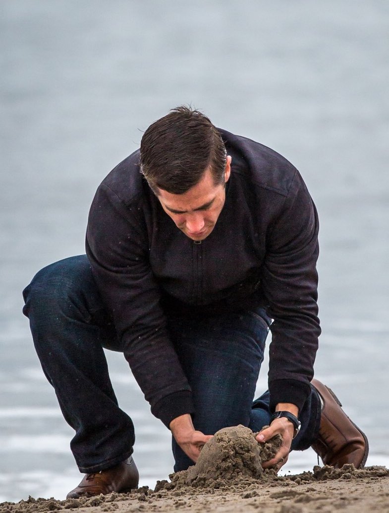 JakeActivities's tweet photo. jake gyllenhaal building something out of sand and then proceeding to kick it https://t.co/I8eY77QyC3