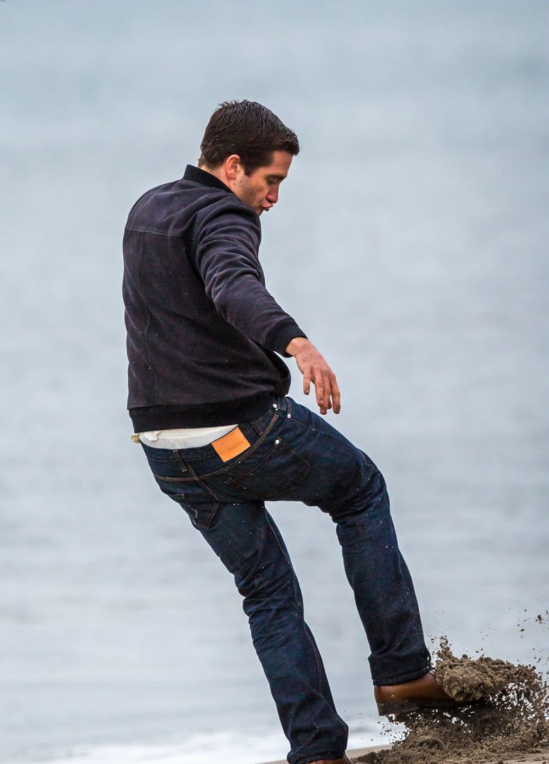 JakeActivities's tweet photo. jake gyllenhaal building something out of sand and then proceeding to kick it https://t.co/I8eY77QyC3